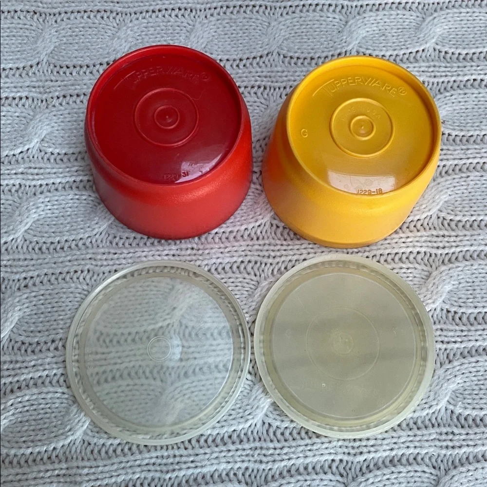 VTG Tupperware snack cups 4 oz round containers  model number 1229 with Lids